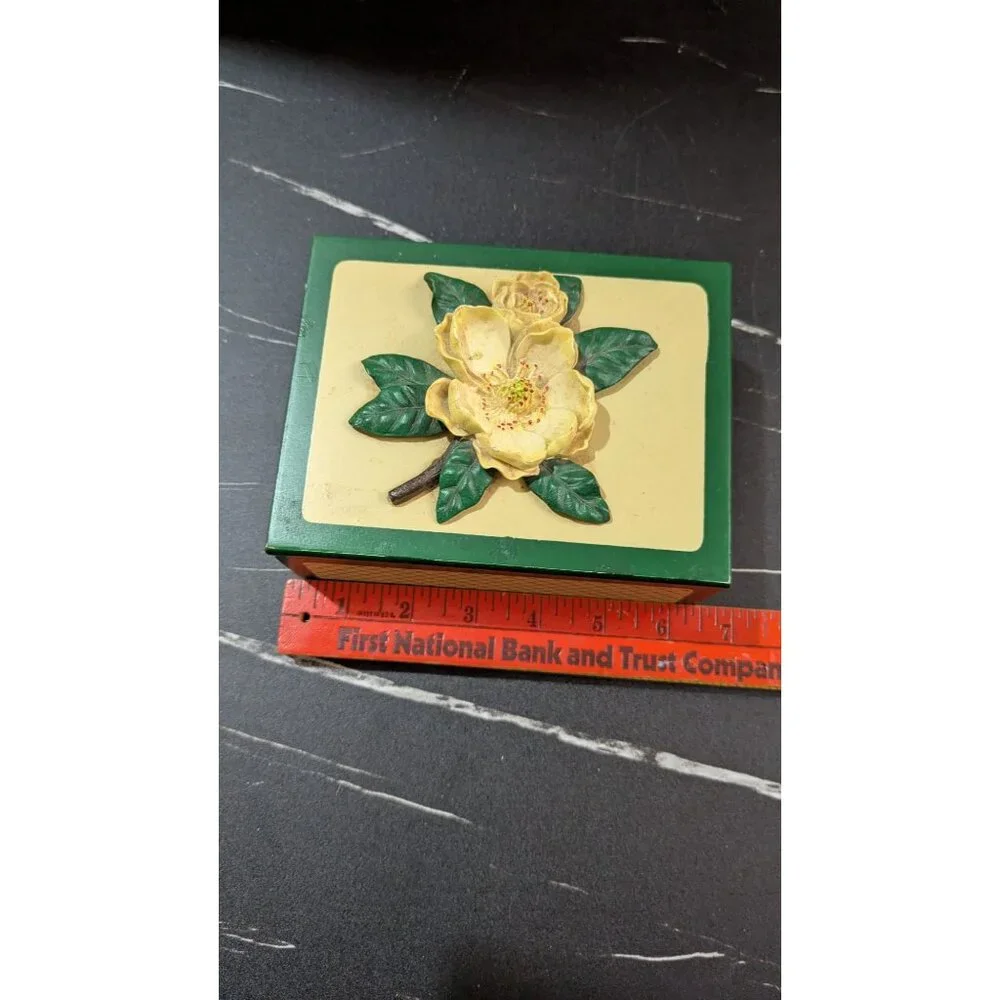 vintage Handpainted Green  Cream trinket jewelry ‎ Box With 3D Magnolia Flower